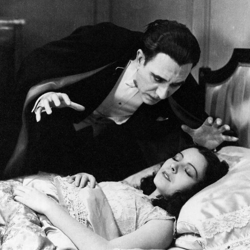 Lupita_Tovar_and_Carlos_Villarías_in_Dracula_(1931_spanish_film)