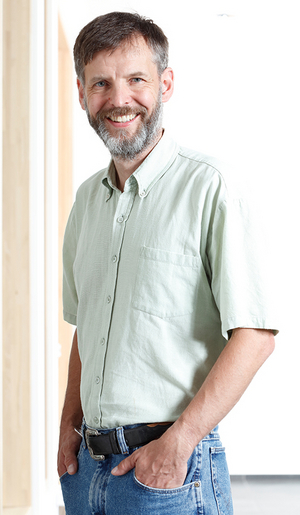  Peter Baumann, stellvertretender Direktor am Institut für Molekulare Biologie (IMB) steht vor einem Fenster